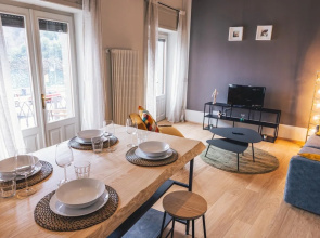 Elide B Tastefully Furnished Apartment Lakefront