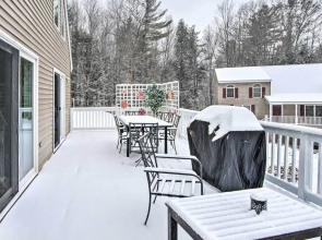 Family Ski Getaway w/ Hot Tub, Near Cranmore!