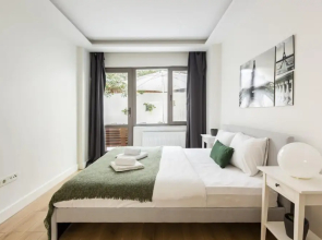 Sleek and Central Flat With Backyard in Besiktas