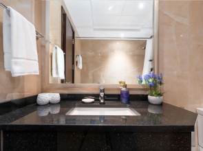 SuperHost - Spacious Apartment With Balcony Near Metro Station