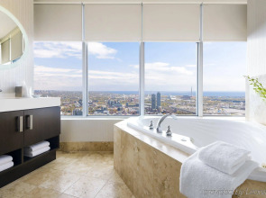 One King West Hotel & Residence