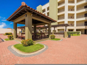 1BR 2BA Corner Condo on Top Floor w Amazing Views