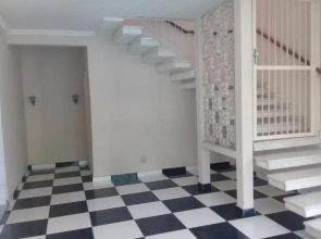 Casarão com piscina e churrasqueira