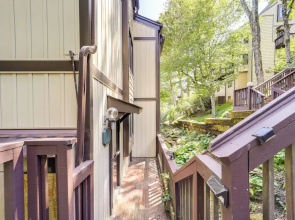 1 Mi to Ski: Condo w/ Fireplace in Beech Mountain!