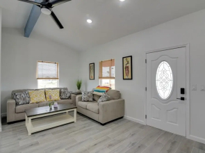 9 Mi to Crystal Beach: Pet-friendly Apt w/ Balcony