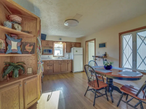Quaint Youngstown Home ~ 2 Mi to Boardman Park!