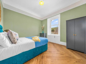 Stylish 4 Bed-town Centre