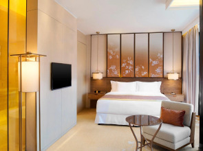 HUALUXE Shanghai Twelve at Hengshan by IHG