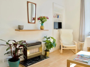 Bright 1 Bedroom Flat Near Leith