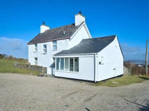 Cozy House with Authentic Details near Sea