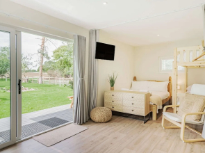 Luxury City to Country Retreat Lodge With Hot Tub