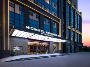 Microtel by Wyndham Miluo Downtown Hotel