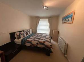 3 Bed Flat - Sleeps 6 - Parking - Wifi