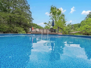 The Cozy Cottage Getaway - Private Pool & Hot Tub