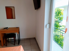 Room Aleksandra - 10 m from sea: R7 Bibinje, Zadar riviera