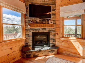 OE Beautiful modern log home on 17 acres, private, views, fire pit, Ping Pong, AC