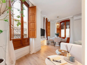 Elegant Stay in Historic Granada Bib Rambla IV