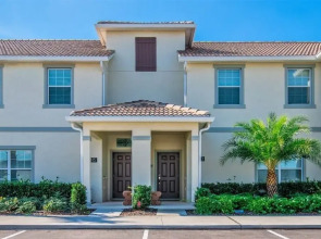 Amazing 4 Bedroom Storey Lake Townhouse by Redawning