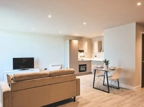 Seven Living Residences Bracknell - Luxurious Chic Apartments - Free Parking