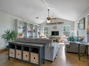 New! Gorgeous Home W/grill&views!