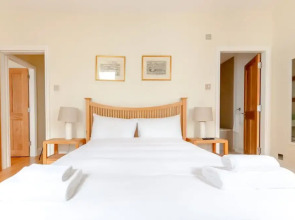 Spacious and Central 3 Bedroom House in Paddington