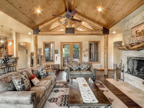 Blue Lake Lodge, 7 Bedrooms, Sleeps 18, Pet Friendly, Hot Tub, Views