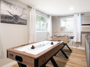 Upstay - Bungalow w Games, Golf, Fire and Patio