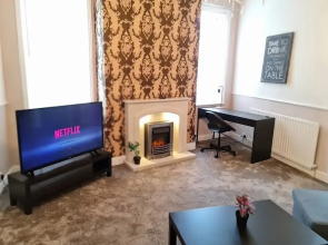 Large 3 Bed Flat Free Parking