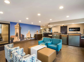 Clarion Pointe Downtown