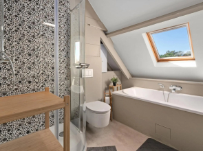 Spacious Guest Suites near Historic Market - 5 Min Walk