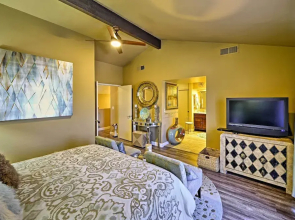 Palm Desert Townhome w/ Mountain Views & Patio