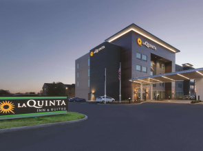 La Quinta Inn & Suites by Wyndham Terre Haute