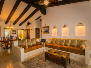 Walk to Cabo Marina & Downtown: Villa Mira Flores