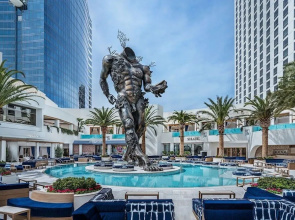 Luxury 1BR Palms Strip View + Balcony Access 37322
