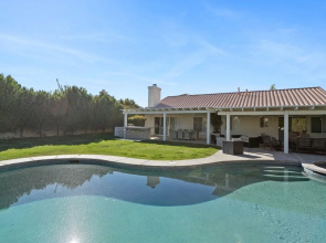Stunning 5 Star Home Retreat Private Pool Spa BBQ 4 BR