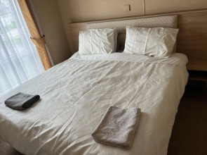 Lodge - Sleeps 6 - Parking - Pets Ok