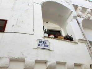 Beautiful Garden Apartment in Cisternino