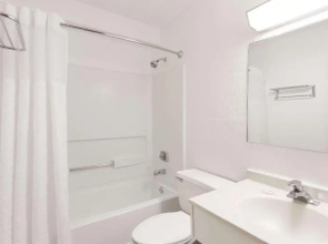 Super 8 by Wyndham Mundelein/Libertyville Area