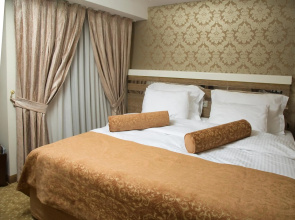 Golden Rain Hotel Old City