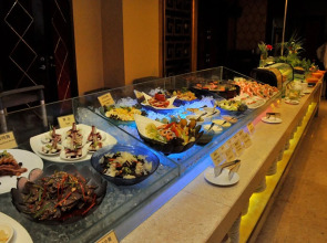 Yuexiu Hotel Guangzhou,Curio Collection by Hilton-Free shuttle between hotel and Exhibition Center during Canton Fair & Exhibitor Registration Counter