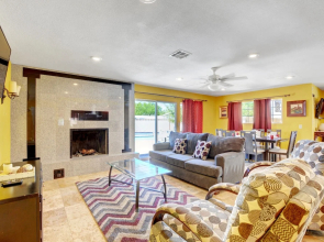 Las Vegas Elegance! Pool Table & Sparkling Pool! 3 Bedroom Home by RedAwning