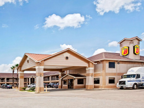 Super 8 by Wyndham Baytown / I-10