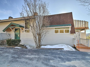 Hot Tub & Moat Mtn Views: North Conway Townhouse