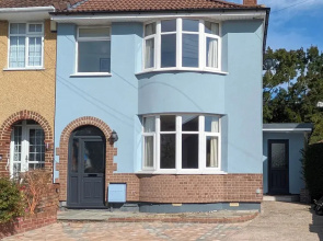 Cherry View House. 3-beds - Sleeps up to 8, Garden & Parking. Short Stays of all Types Welcome