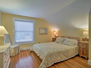 1/2 Mi to Beach: Lovely Guesthouse in Kennebunk!