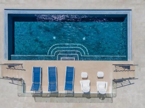 Gorgeous 2 bedroom 2 bath 2 pools Short walk to the beach Camino Viejo 204