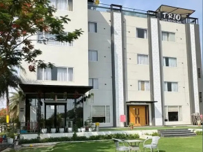 Hotel Three Seasons