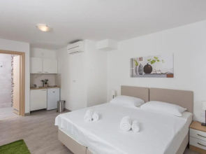 Guest House Eight Roses