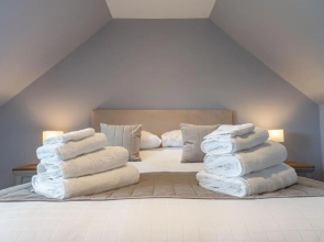 The Annexe, Luxury Property with Hot Tub at Pitilie Pods