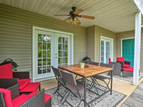 Sun-soaked Lake Taneycomo Condo w/ Furnished Patio